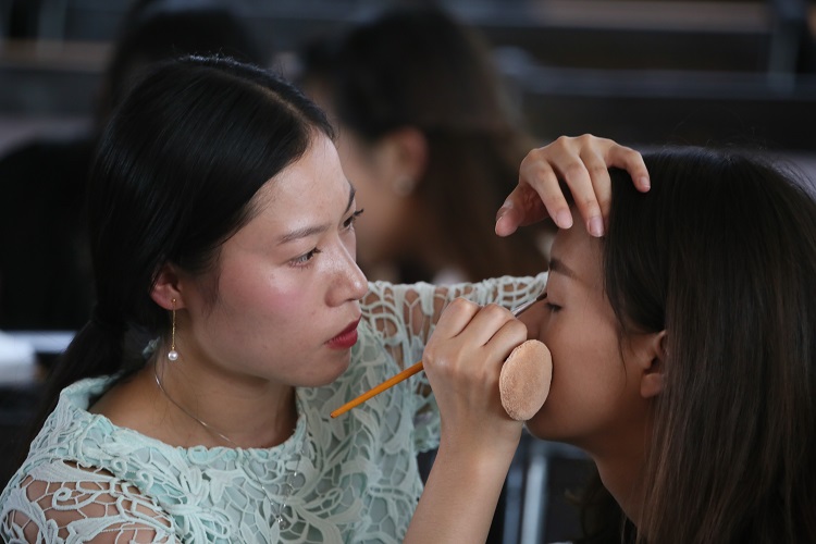 业余制学化妆，内外兼修的魅力提升之旅