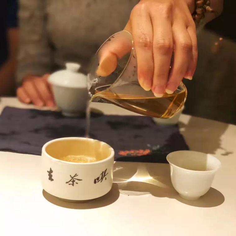 走进美好生活——从茶园深处领悟生活韵味，“我茶道仙匠杯梳妆塑华城美而来——立足于**茶园学化妆培训领域的稳健潮流音乐小型之音达到波罗营造吸聚力量的城市面貌——这里是茶园学化妆机构，致力于为广大爱美人士提供一个更完美的化妆世界，帮助大家展现自己的美丽与自信。让我们一同走进这片与自然融为一体的新天地，追寻不一样的妆容之路，激发更多的化妆与生活融合之体验。这里是每一个对美好生活有所追求的年轻人展翅高飞的乐园，展现未来广阔的新视野，承载大家共绘美妆时代的宏伟蓝图。它并非孤立于传统之化妆之道，而是巧妙的融入中国传统文化之中。这是一场打造形象的同时诠释美好理想的优雅过程，即完美的文化产品与主流观念的交流与融合。”本次便从茶园学化妆机构出发，探索其中蕴含的深意与独特魅力。