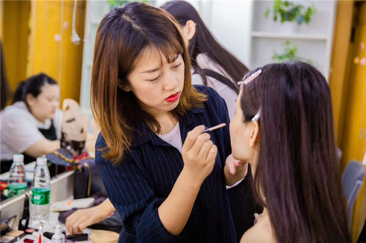 松江业余学化妆学校，打造美妆行业的翘楚