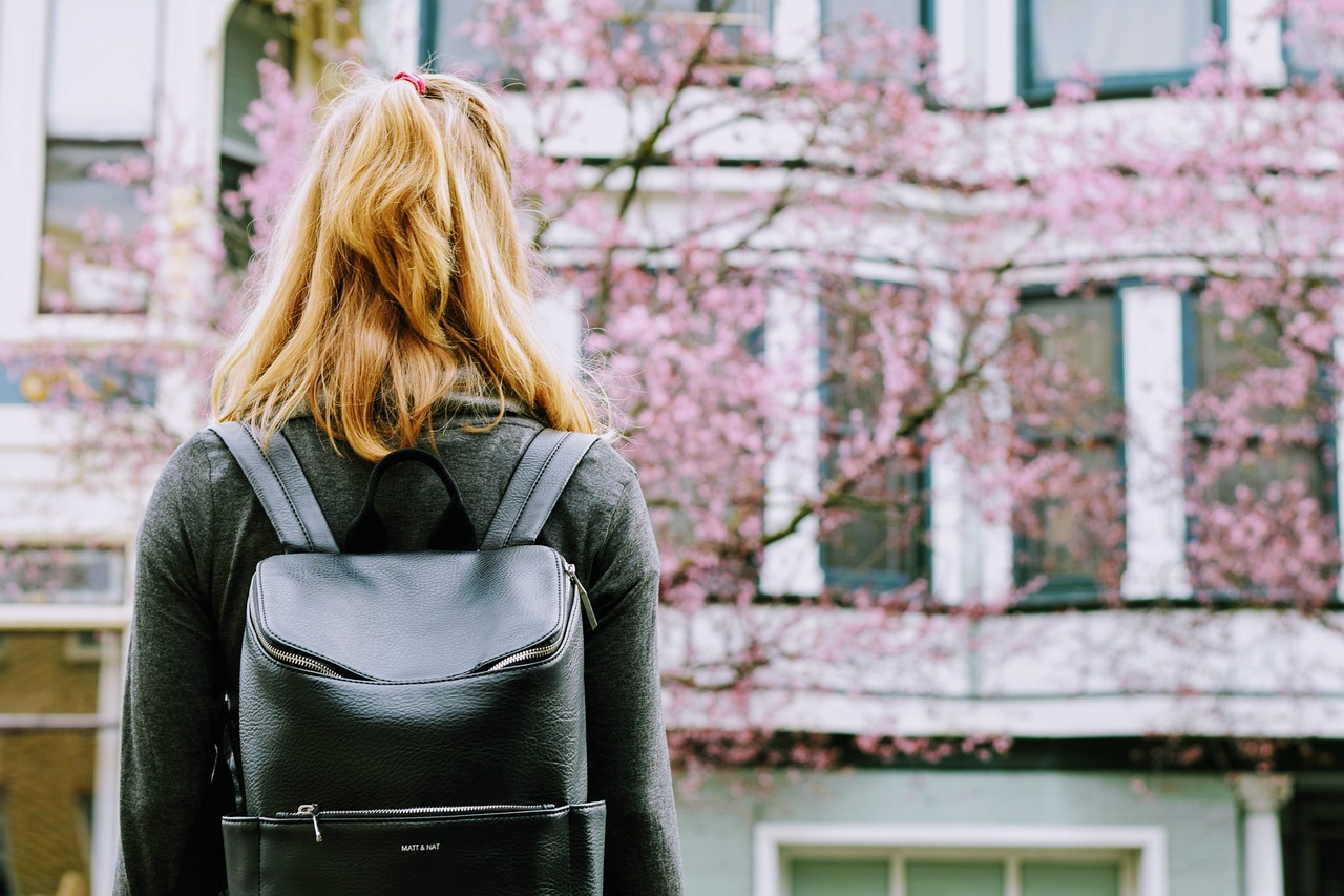 信阳女生化妆学校，打造美妆达人梦工厂