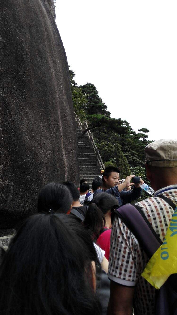 爬黄山百步云梯的感受 爬黄山百步云梯的感受作文