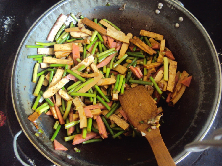 鸡豆干炒油麦菜怎么做好吃 鸡豆干炒油麦菜怎么做好吃窍门